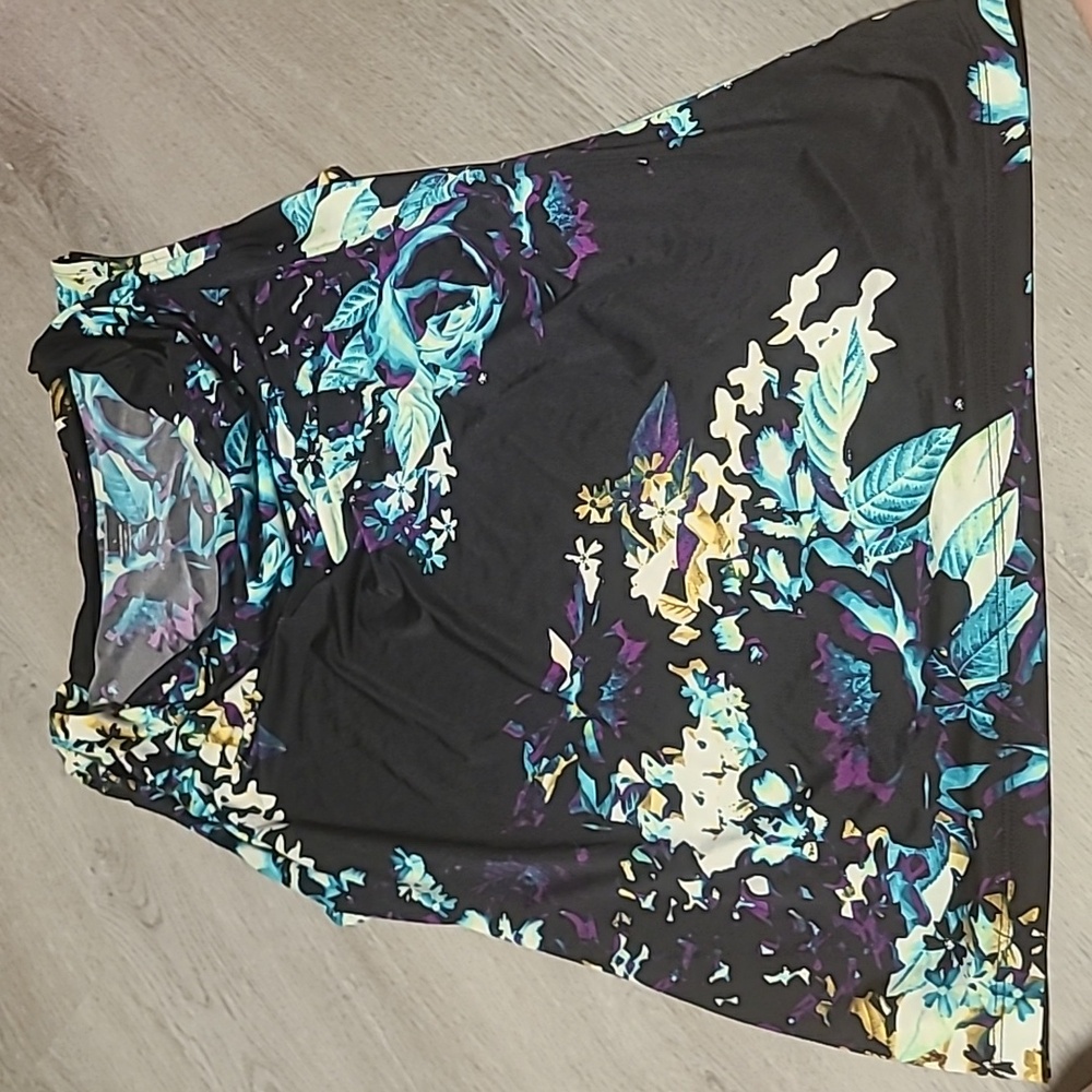A2. Black floral shell tank. Size L